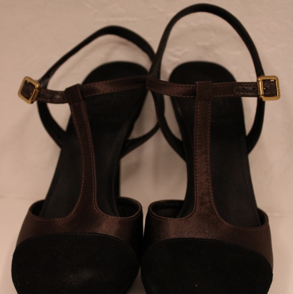 TORY BURCH BROWN BLACK T-STRAP SUEDE & SATIN CAP TOE PUMPS